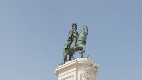 estatua del rey josé i, de machado de castro en el terreiro do paco en lisboa, portugal.