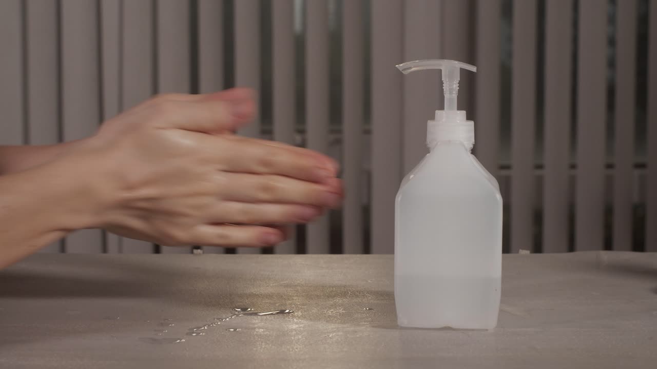 알코올을 뿌린다 - 손에 방부제