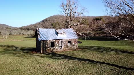 empuje aéreo hacia una casa de piedra en la cima de una montaña rica en el condado de watauga, carolina del norte, cerca de boone carolina del norte, boone carolina del norte