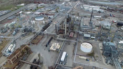 Tomas-De-Drones-De-Una-Gran-Planta-De-Procesamiento-De-Petróleo-En-Salt-Lake-City,-Utah