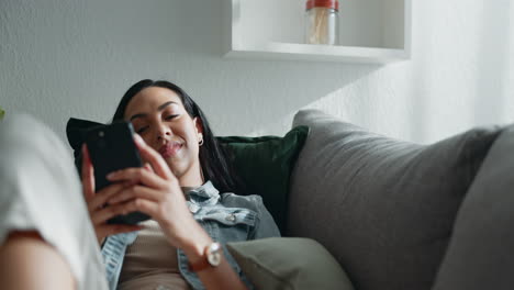 Mujer-Feliz,-Pensando-Y-Relájese-Con-El-Teléfono-Inteligente