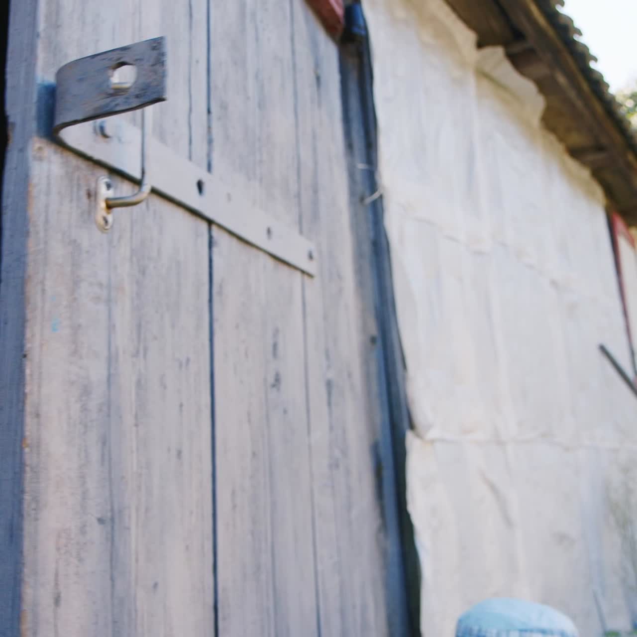 헛간에서 오래된 자물쇠를 가지고 노는 재미있는 시골 소녀 1