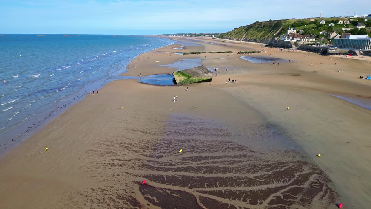 приближается воздушное движение к поселению arromanches-les-bains исторические остатки, франция