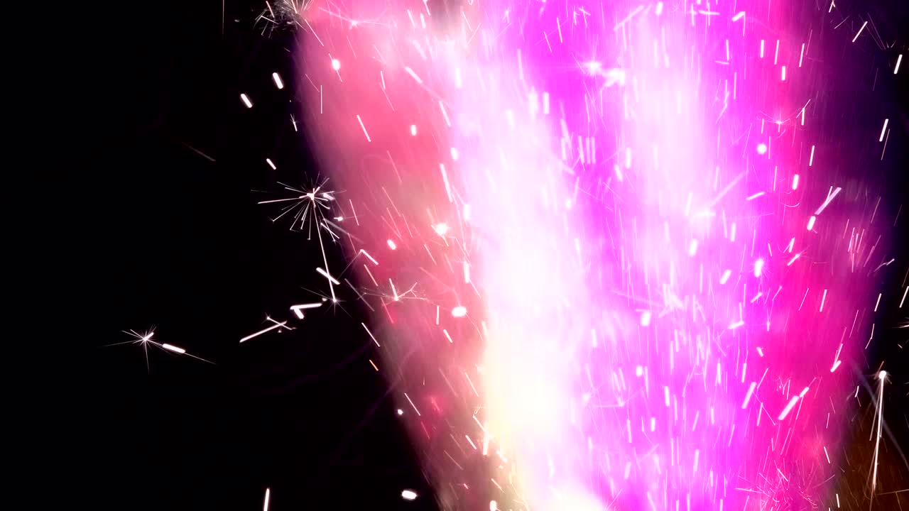 fuego colorido, humo, ardiente fogata caliente chispas de fuego en un fondo oscuro. fuego chispas de animación, cámara lenta