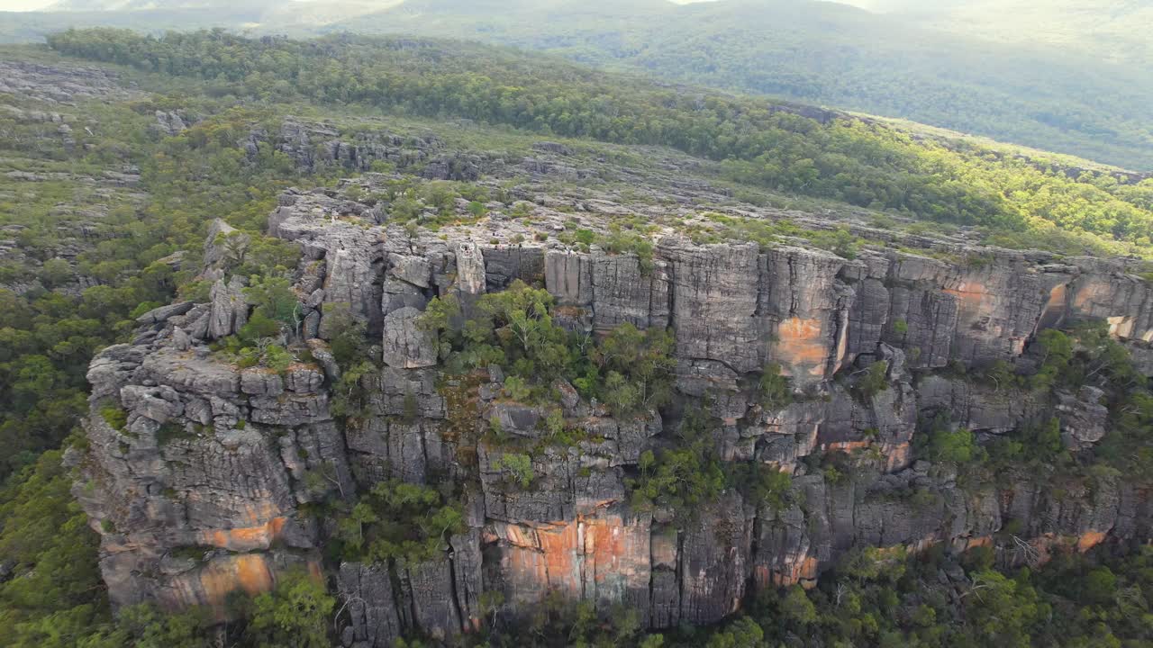 4k видео с дроном, вылетающим из скальных образований pinnacles в национальном парке грампианс, виктория, австралия