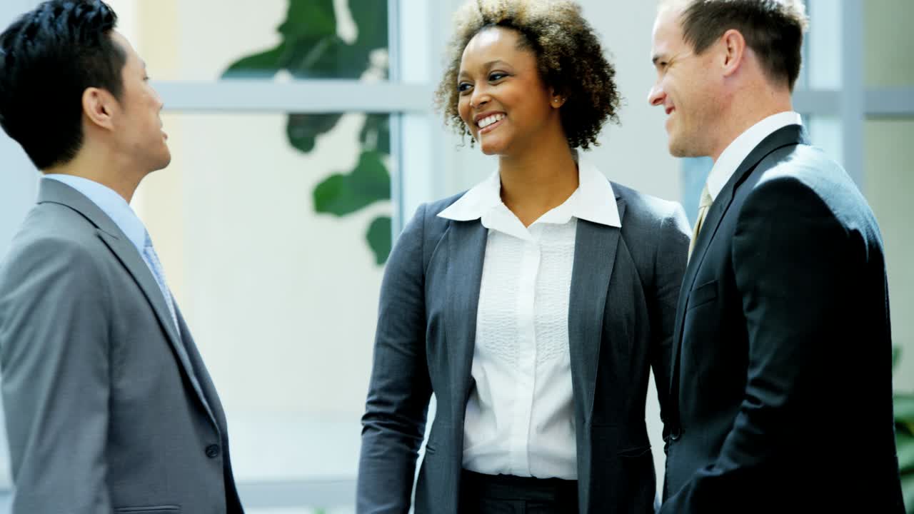 hombre mujer multiétnico equipo de bienes raíces apretón de mano