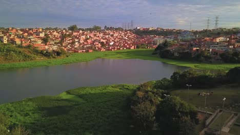 Hermosa-Vista-Aérea-De-Las-Favelas-De-Sao-Paulo-Al-Atardecer-Levantándose-Lentamente