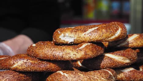 una pila de simit turco