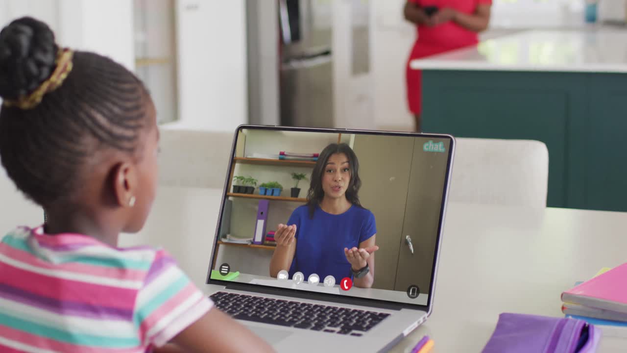 una estudiante feliz con una llamada de video portátil con una maestra en cámara lenta