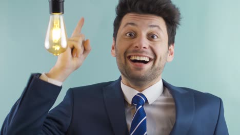 el momento eureka del hombre de negocios. un hombre de negocios creativo e inteligente con ideas.