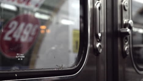 cerrando puertas en el tren del metro y partiendo