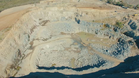 Visión-General-De-La-Cantera-De-Piedra-Aérea,-Clima-Soleado,-Gran-Tiro-De-Sobrevuelo-De-Drones-De-Grava