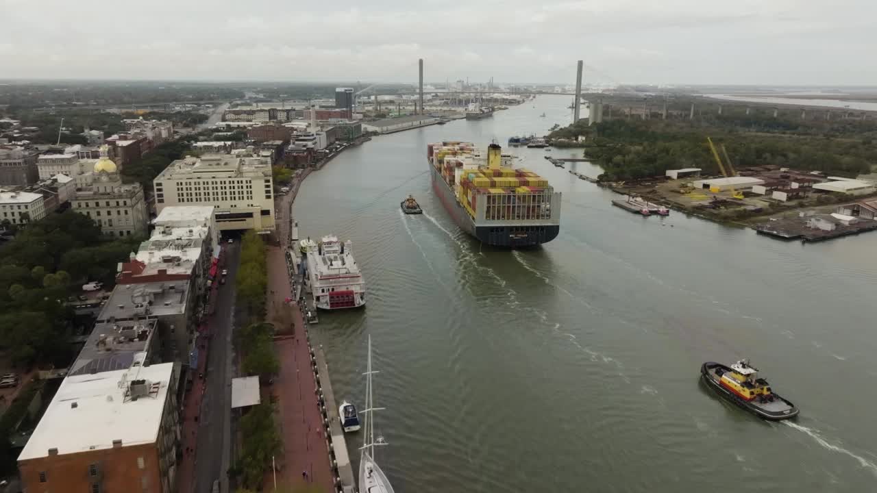 Aproximando-se de uma grande barcaça de carga navegando pelo Rio Savannah na Geórgia.
