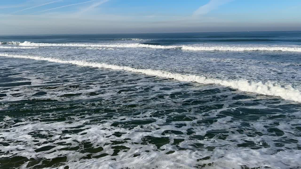 Onde marine sulla spiaggia che mostrano pericolose onde incrociate