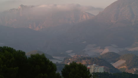 Paisaje-De-Montaña-Con-Invernaderos-En-La-Parte-Inferior-De-España.