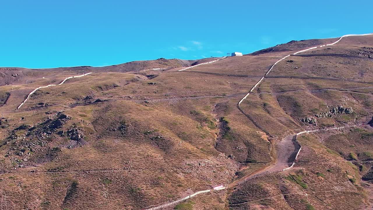 Sentieri escursionistici e paesaggio a Granada, Spagna, durante una giornata di sole