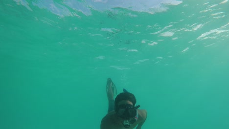 Bucear-En-El-Mar-Azul-Claro-De-Las-Maldivas