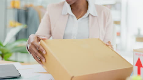 mujer negra, portátil y manos con caja