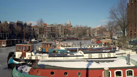 Abandonado-Y-Silencio-Por-Las-Calles-De-Amsterdam-En-Invierno-Con-Casas-Flotantes-En-Canal-Congelado,-Los-Países-Bajos