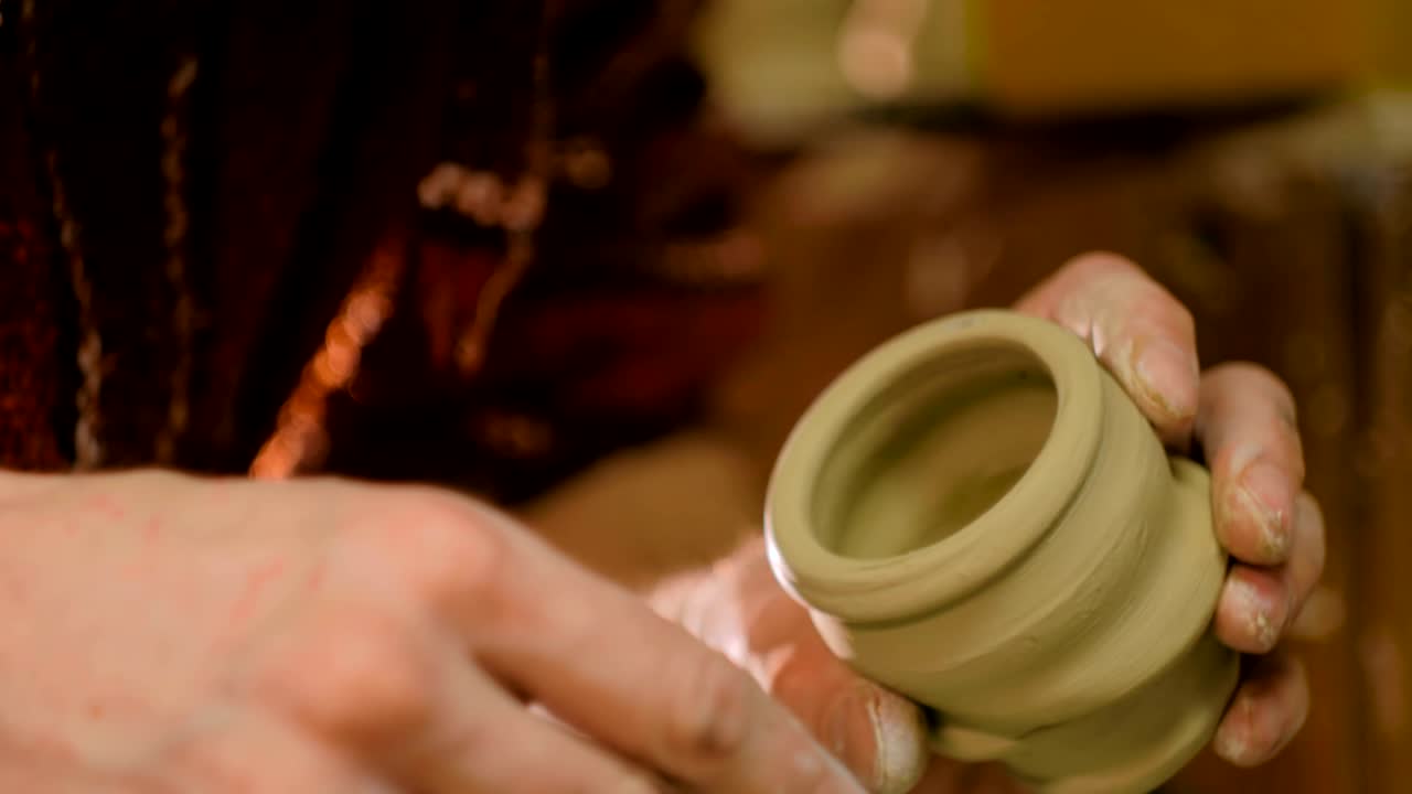 작업장에서 일하는 전문 남성 도자기