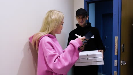 el repartidor con pizzas y un portapapeles.