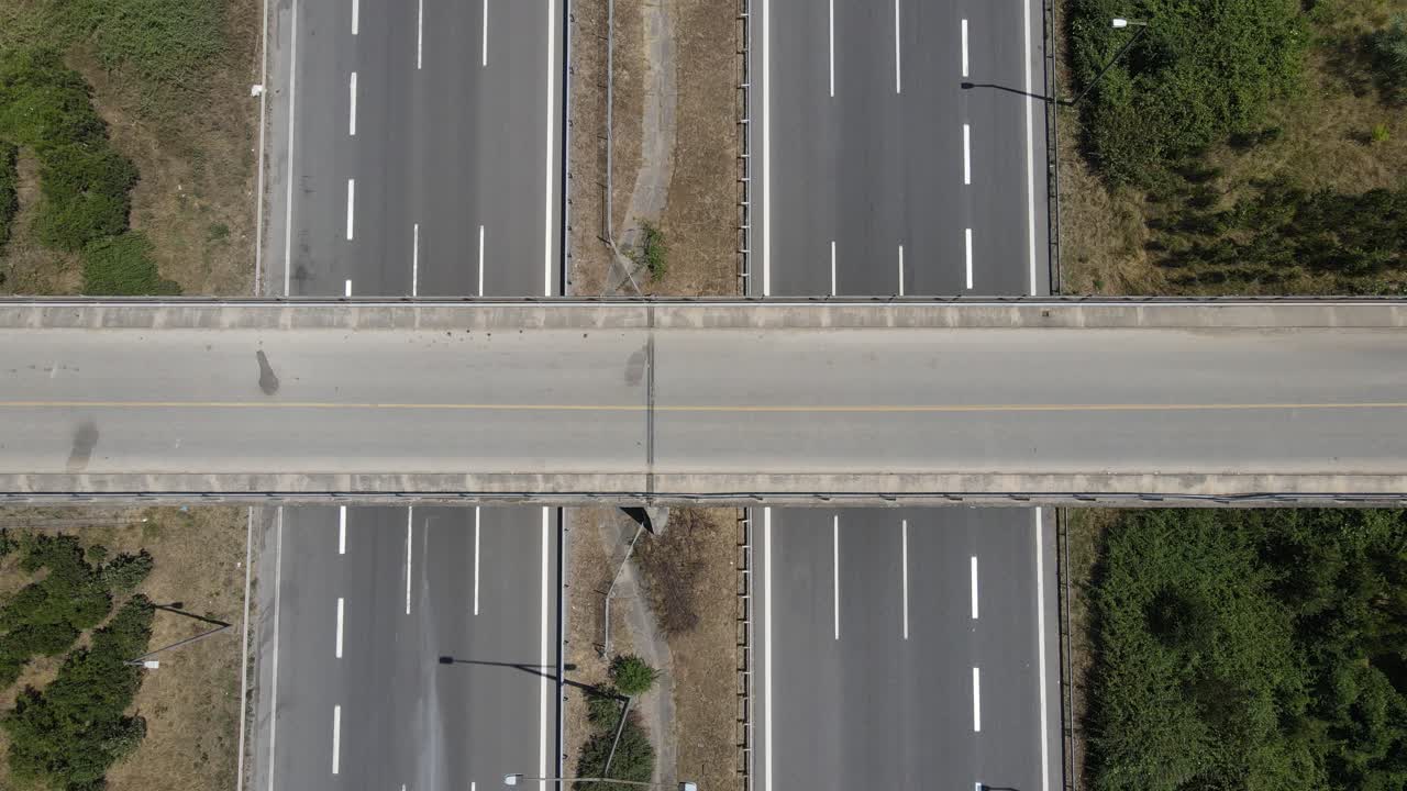 dron aéreo de carretera asfaltada