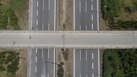 dron aéreo de carretera asfaltada