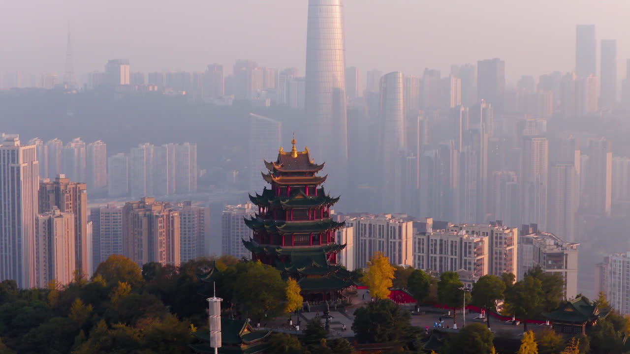Hongen-Pavillon auf einem Berg mit modernen Stadtgebäuden von Chongqing im Hintergrund in China. – Luftaufnahme