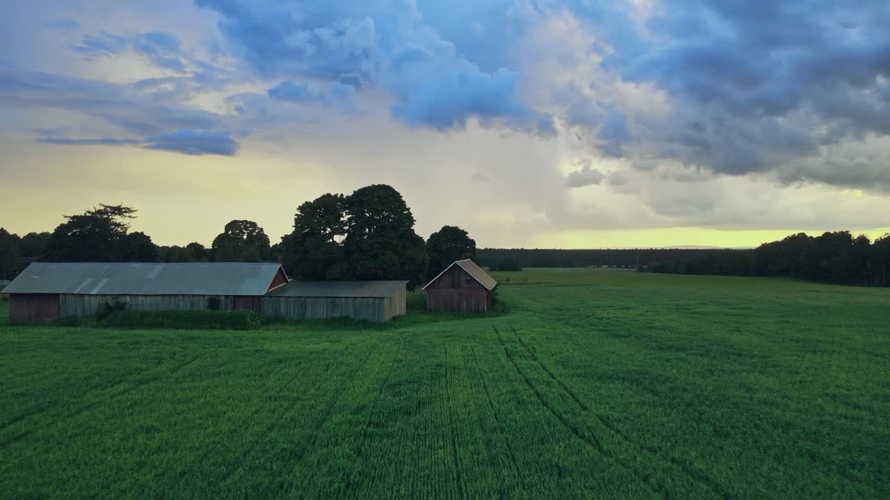 Bondehuse og landbrugsmarker på en overskyet dag nær Hjo, Sverige - luftdroneoptagelse.