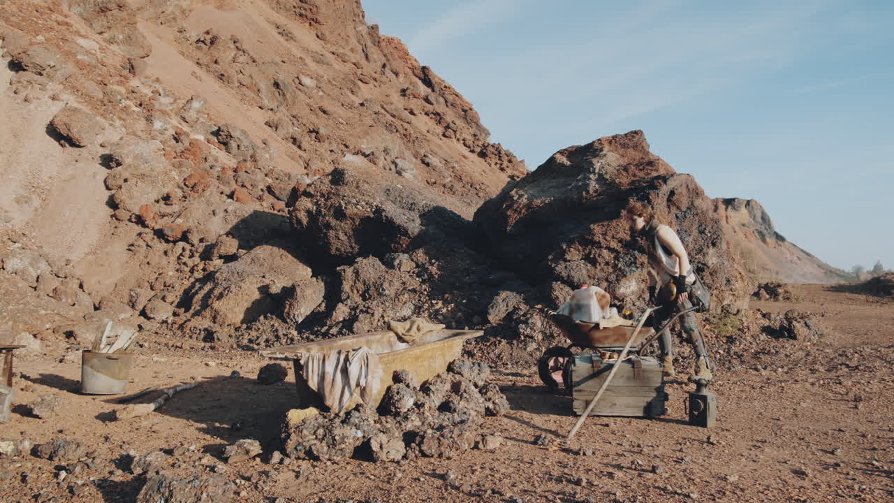 mujer trayendo agua y llenando el baño en un mundo distópico