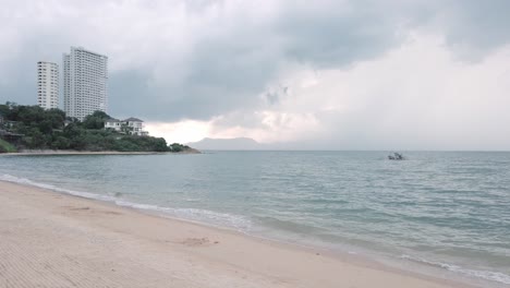 Natürliches-Meereswellenwasser-Mit-Schaum-Auf-Dem-Weißen-Strand-Der-Sandigen-Schönheit,-Sommerbeac