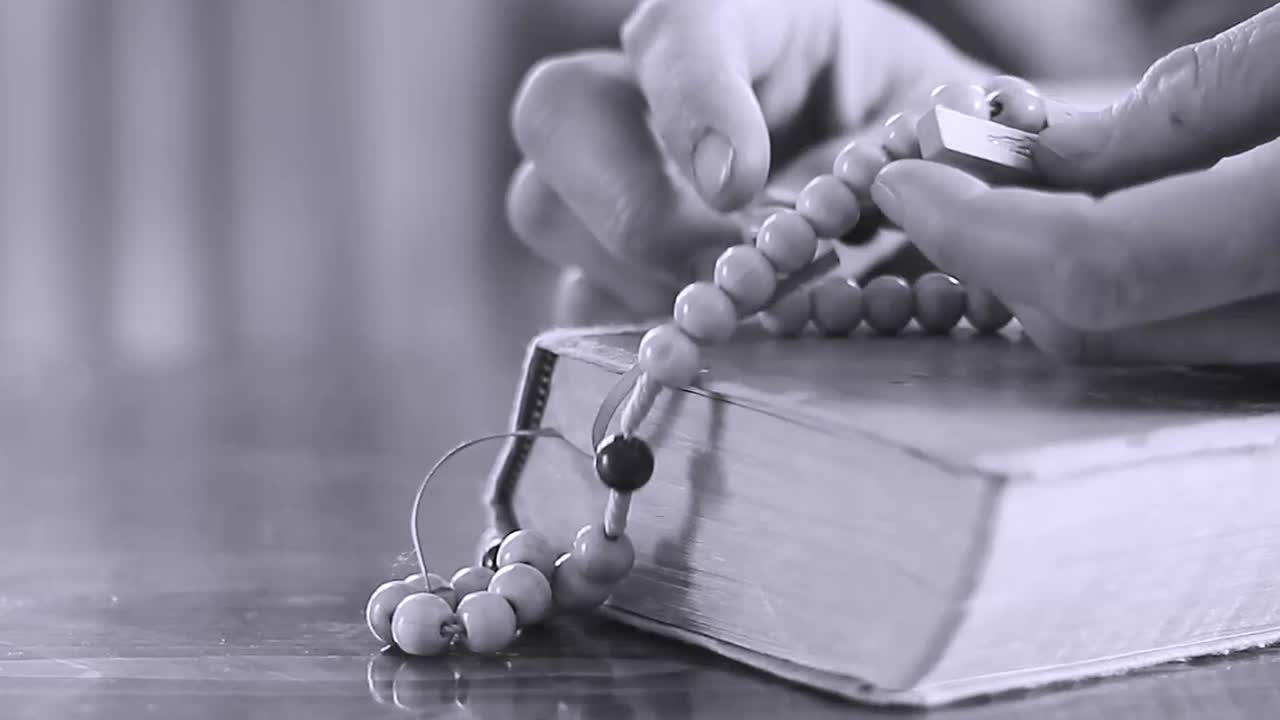 Video in stock di persone che pregano Dio con la Bibbia