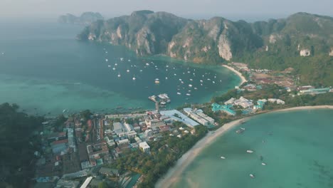 Drohnenaufnahmen-Des-Dorfes-Tonsai-Und-Der-Bucht-Tonsai-Auf-Den-Phi-Phi-Inseln-Thailand