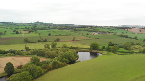 Flug-über-Felder-Und-Fluss-In-Yorkshire-Country-Fields-Mit-Windkraftanlage