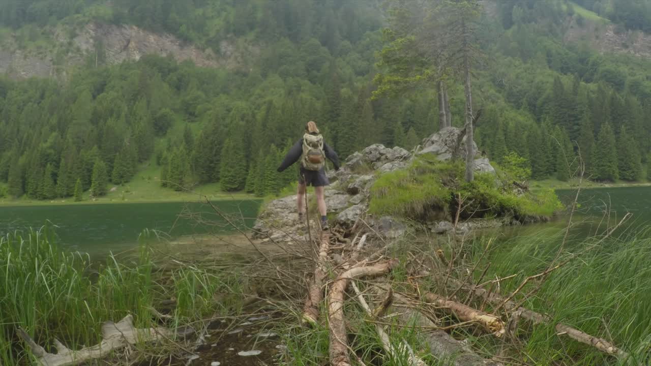 스포츠 휴가 메이커 여성은 녹색 호수 근처에서 하이킹을 가다