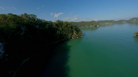 Meseta-Kárstica-De-Piedra-Caliza-Y-Cavernas-En-El-Parque-Nacional-Los-Haitises,-República-Dominicana---Fpv-Aéreo