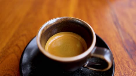 una taza de café en una mesa