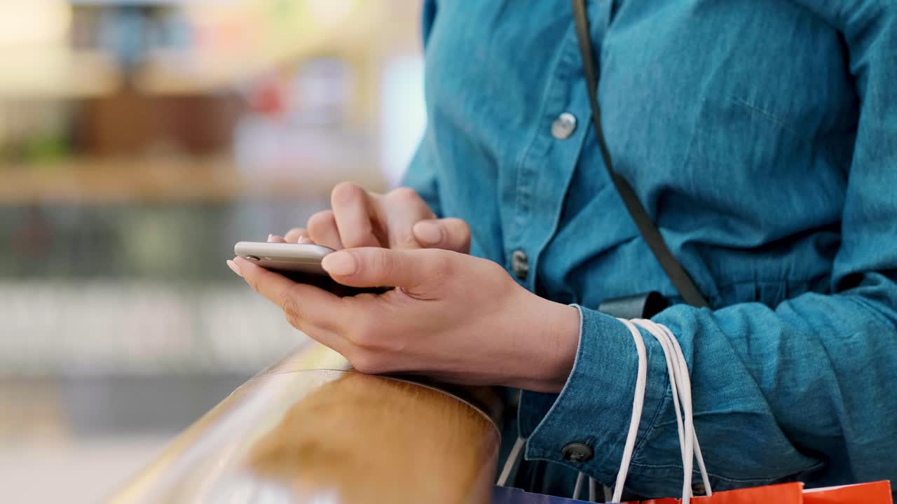 mujer usando el teléfono móvil durante las compras