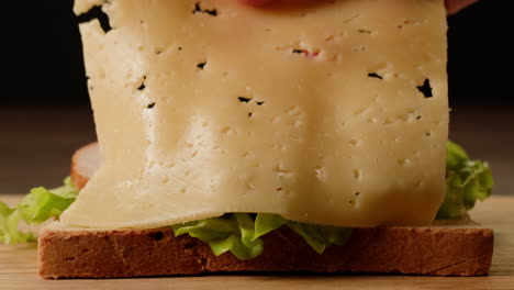 haciendo un sándwich de jamón y queso