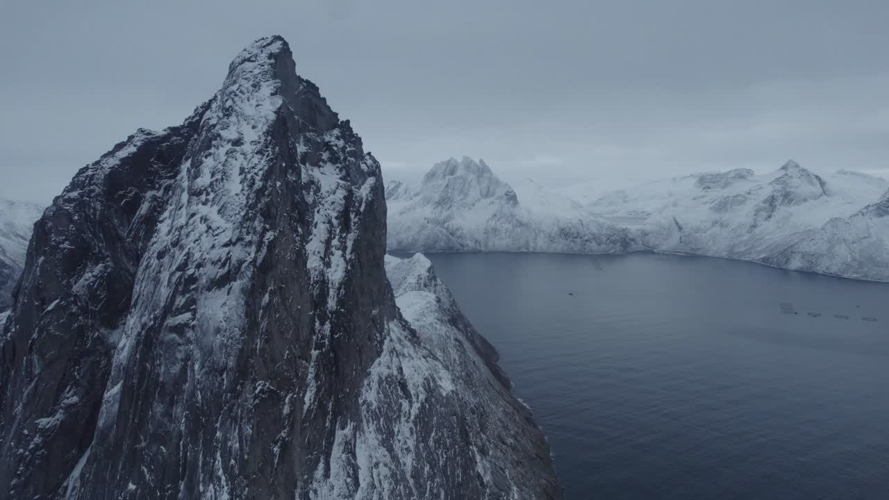 Luftaufnahme per Drohne, vorbei am felsigen Segla-Gipfel, Winter, Polarnacht in Senja, Norwegen
