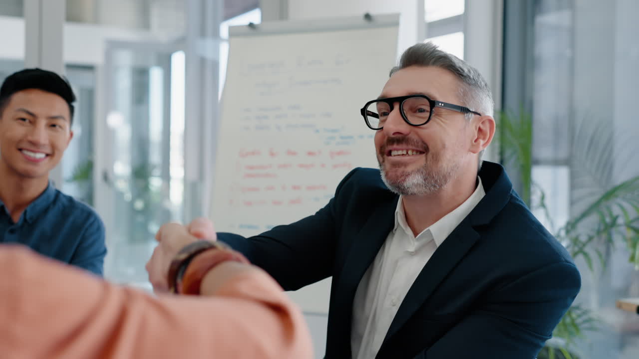 apretón de manos, aplausos y gente de negocios en la reunión