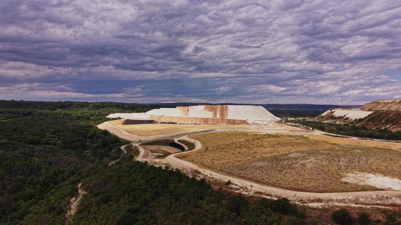Grande Mina com Terra e Água sob Céu Nublado no Texas