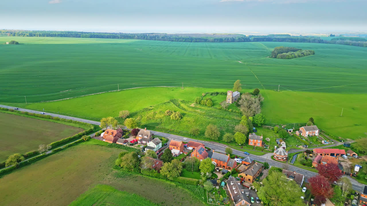 el video del avión no tripulado muestra el pueblo de burwell, una vez una ciudad de mercado medieval, con campos rurales, casas antiguas de ladrillo rojo, y la iglesia parroquial de san miguel en desuso en las colinas de wold de lincolnshire