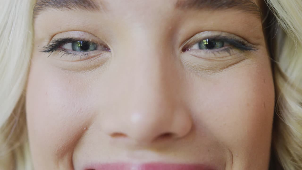 retrato de una feliz mujer caucásica de talla grande en casa en cámara lenta