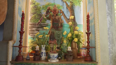 Hindu-Altar-Mit-Einer-Gottheit,-Die-Einem-Teufel-ähnelt,-Aufgenommen-In-Vietnam