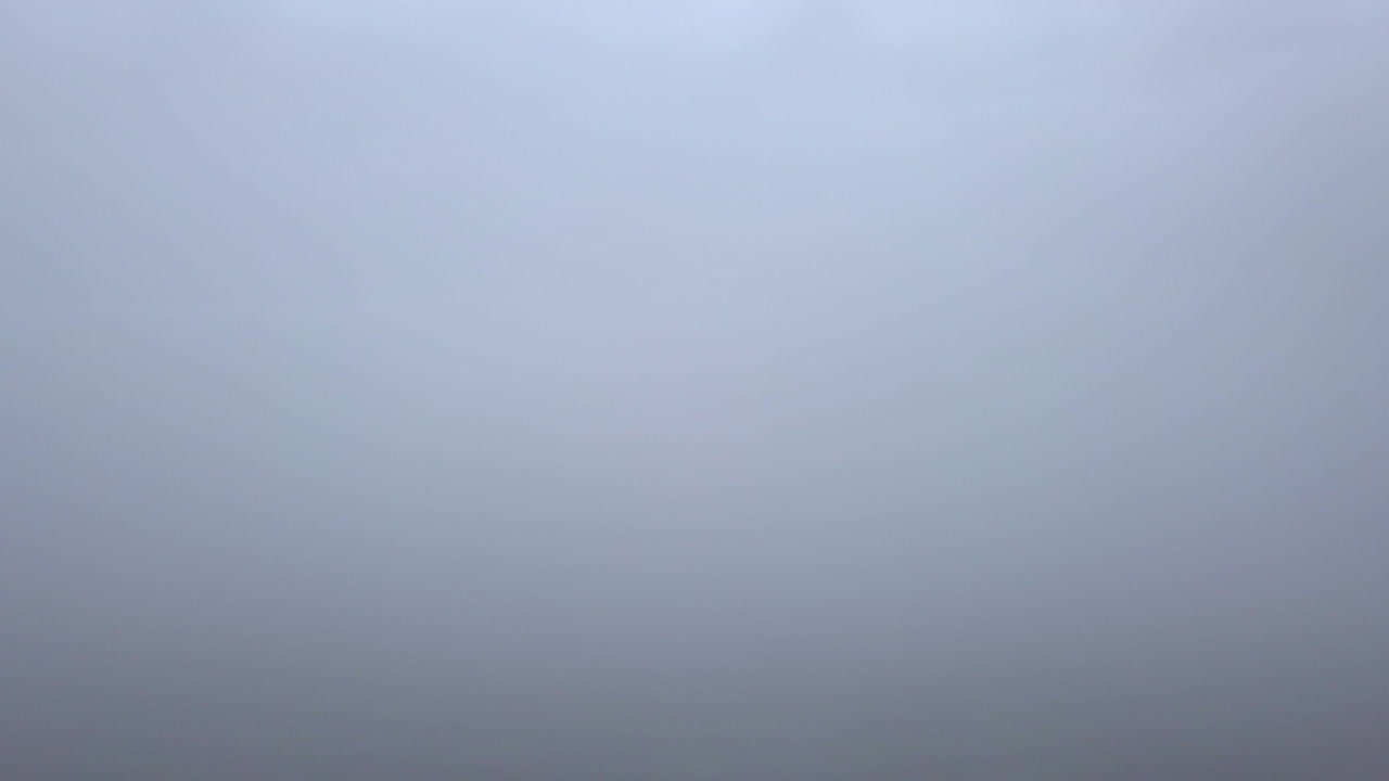 toma aérea emergiendo de dentro de una nube, vista de montañas, árboles, en un día nublado, pan