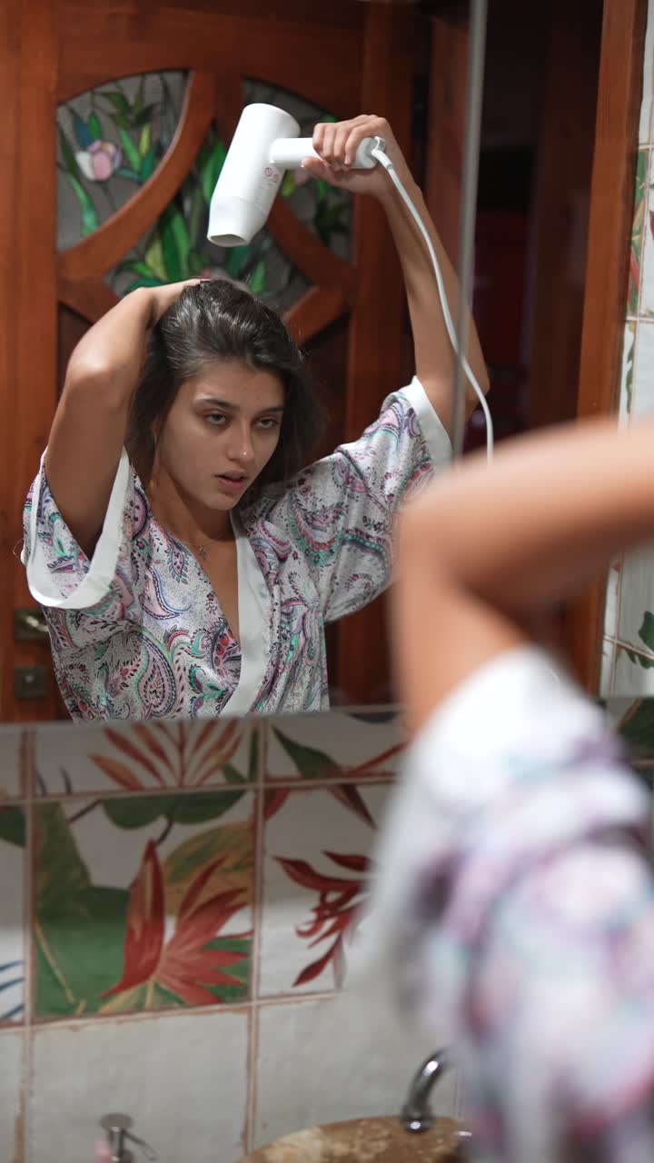 욕실 에서 머리카락 을 건조 시키는 여자