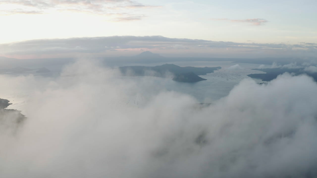 sereno vuelo aéreo: deslizándose a través de las nubes con vistas al lago taal en tagaytay, filipinas