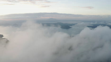 Vuelo-Aéreo-Sereno:-Deslizándose-A-Través-De-Las-Nubes-Con-Vistas-Al-Lago-Taal-En-Tagaytay,-Filipinas