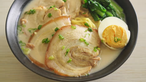 Fideos-Ramen-En-Sopa-De-Hueso-De-Cerdo-Con-Cerdo-Asado-Y-Huevo-O-Fideos-Ramen-Tonkotsu---Estilo-De-Comida-Japonesa